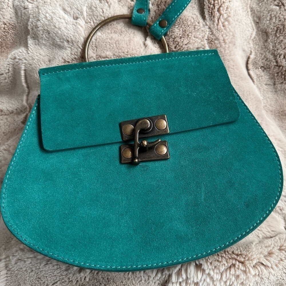Sundance suede purse in beautiful emerald green; made in Italy

Strap 22” - Picture 2 of 8